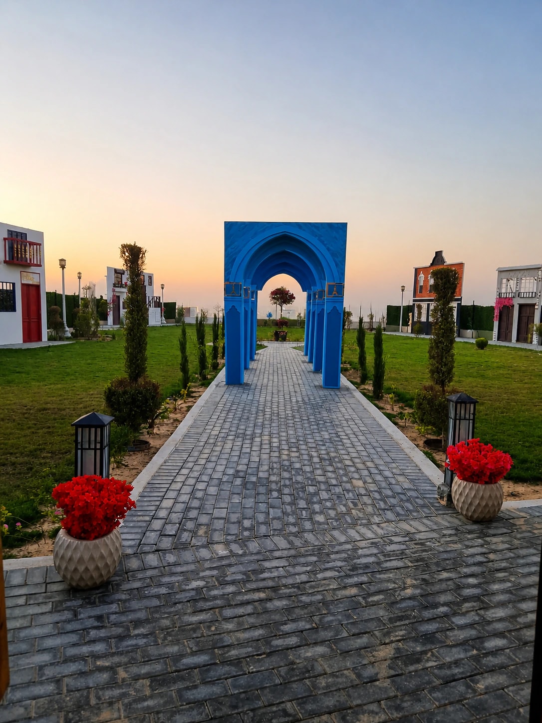 ممر الأقواس الزرقاء وسط حدائق Paysage